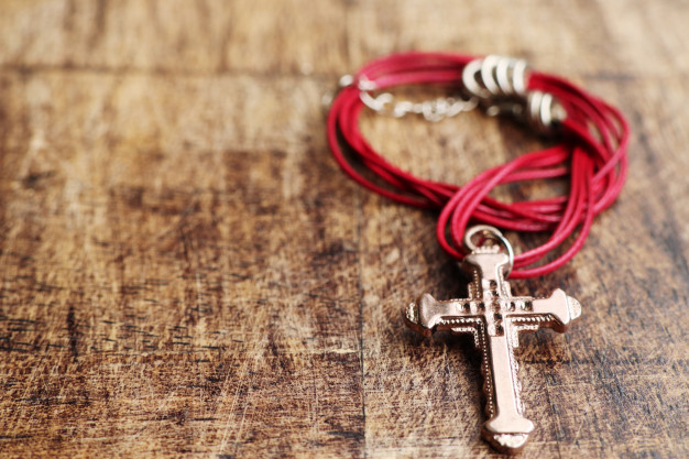 Pines y medallas personalizadas para Semana Santa